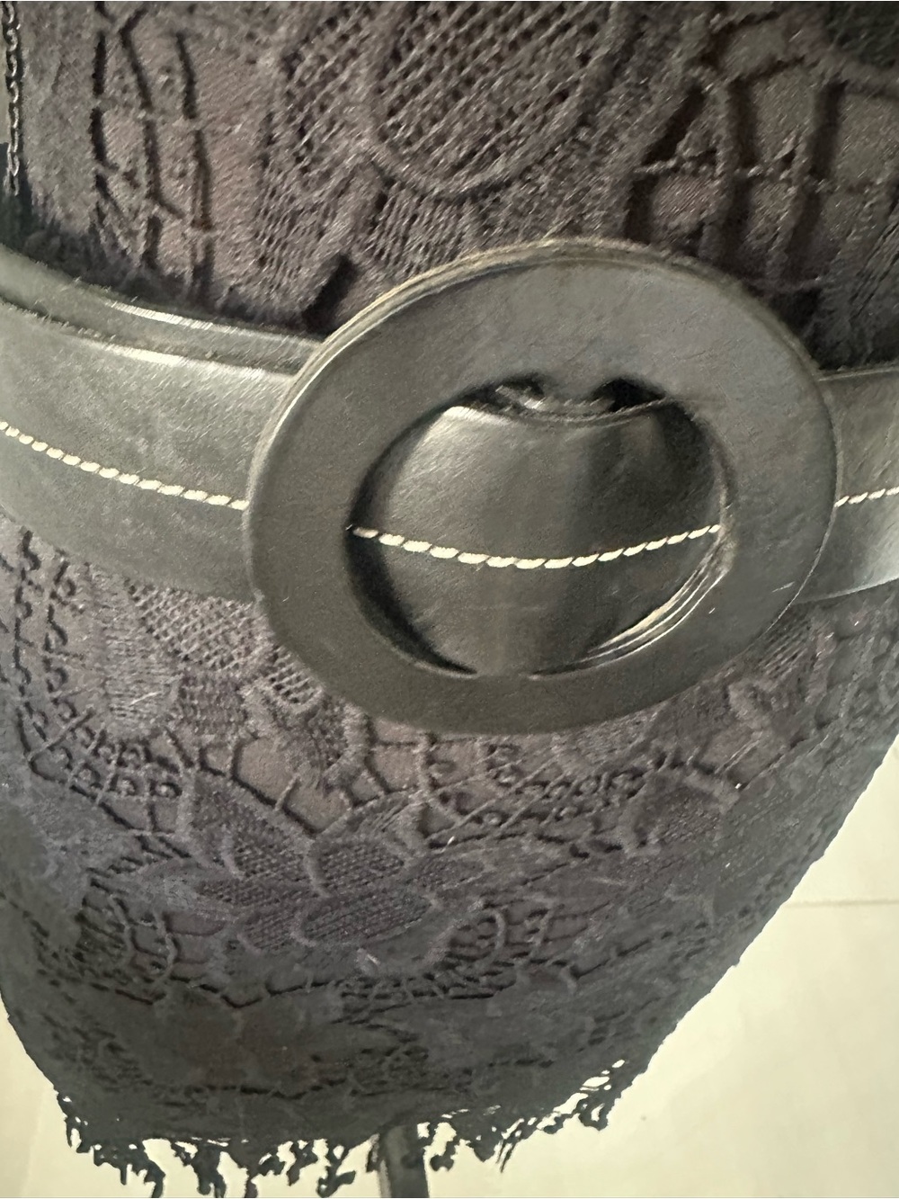 Black Round Buckle Waist Belt with Contrast Stitching